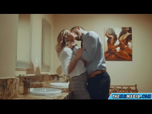 ❤️ 当一个胸大无脑的金发女郎在公共厕所里勾引你时 ️❌ Fucking❌️❤